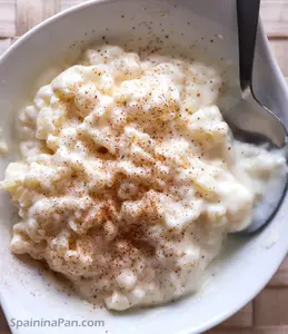 Spanish rice pudding arroz con leche in a earth tray.