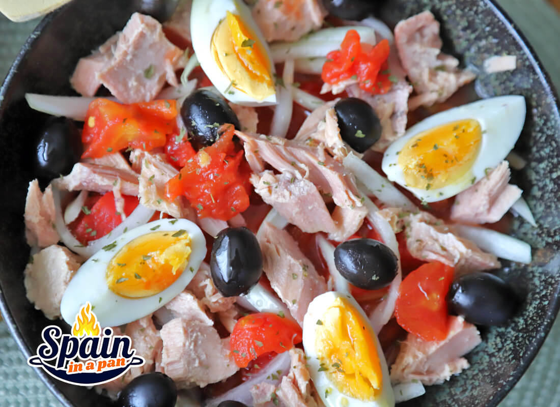 Mojete salad from Murcia in a earth bowl.