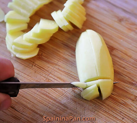 Potato cutting technique for the Spanish tortilla