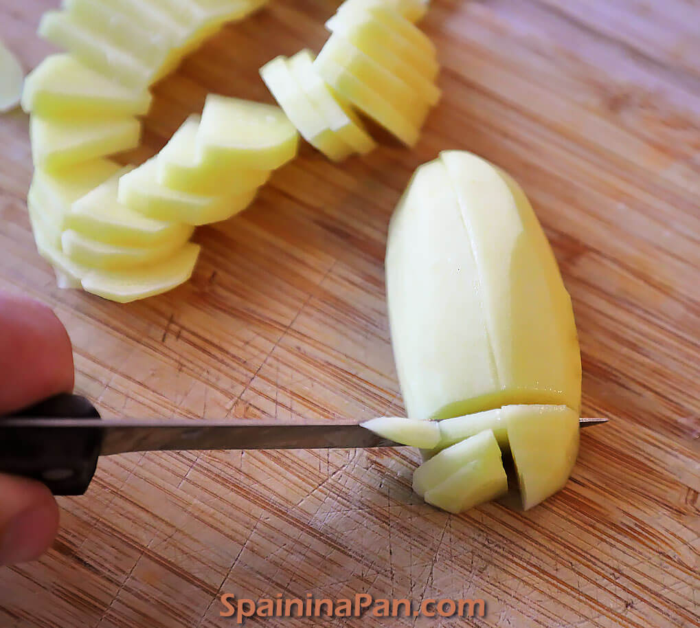 Potato cutting technique for the Spanish tortilla