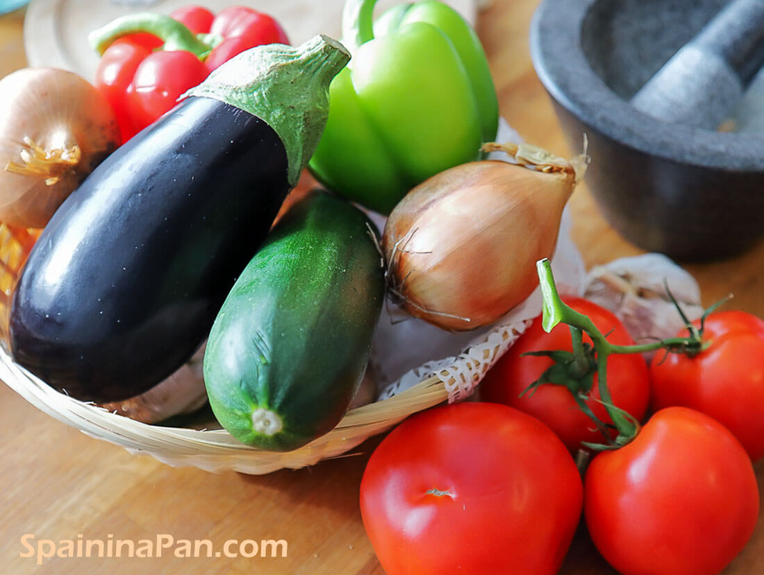 The main ingredients to make pisto manchego.
