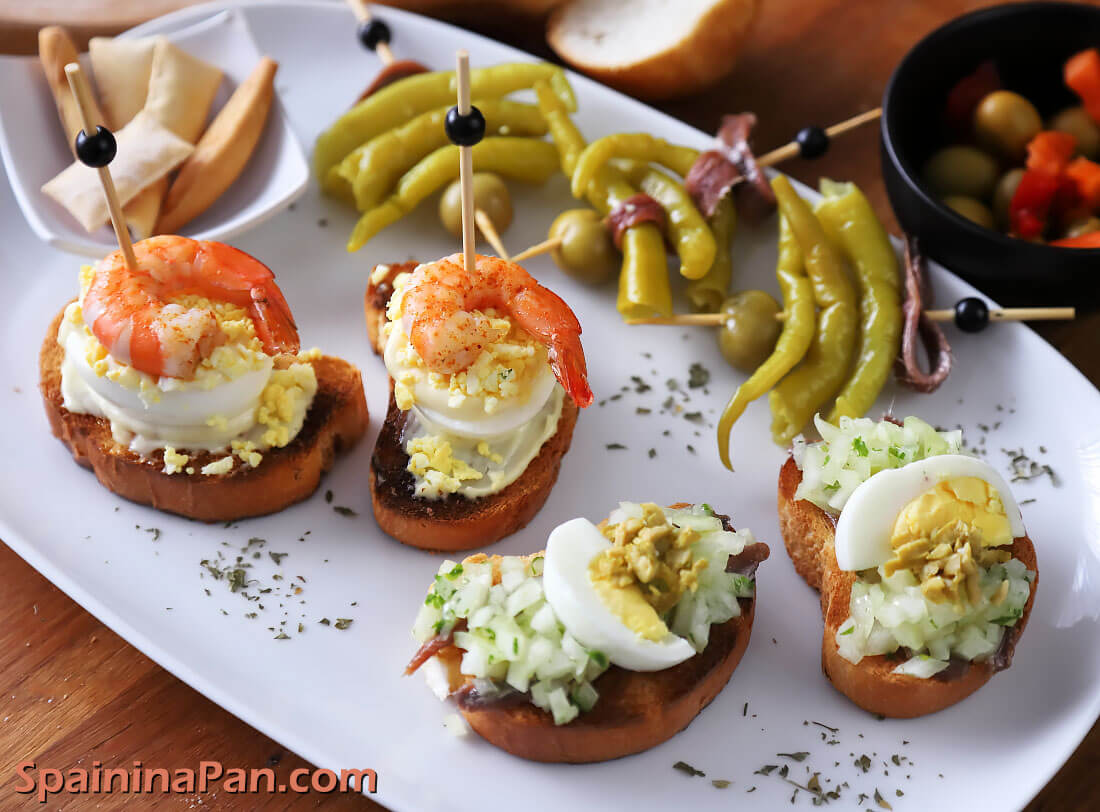 Bilbainito and Delicia Pintxos on a ceramic plate.