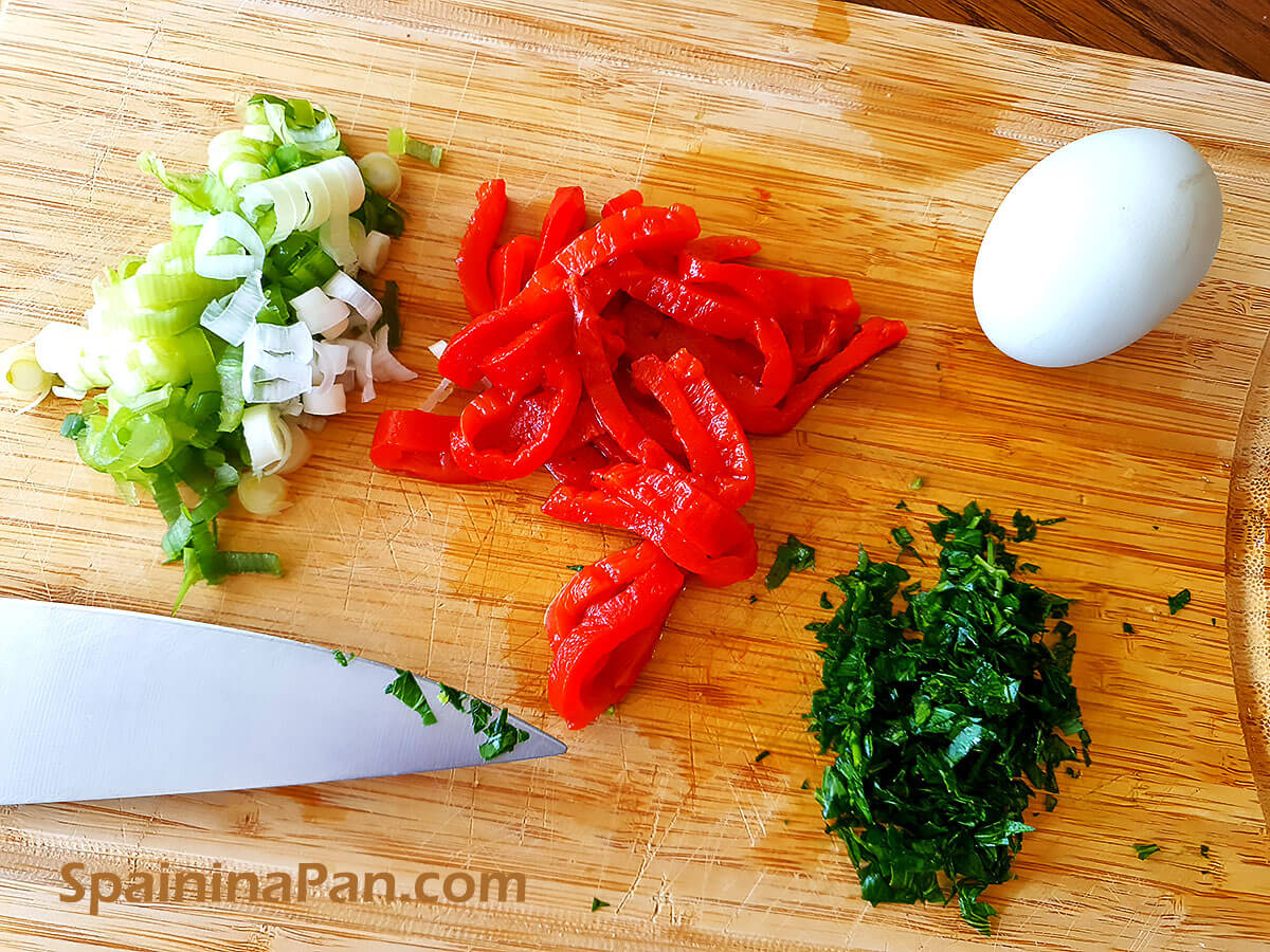 Some ingredients for the patatas aliñadas salad.