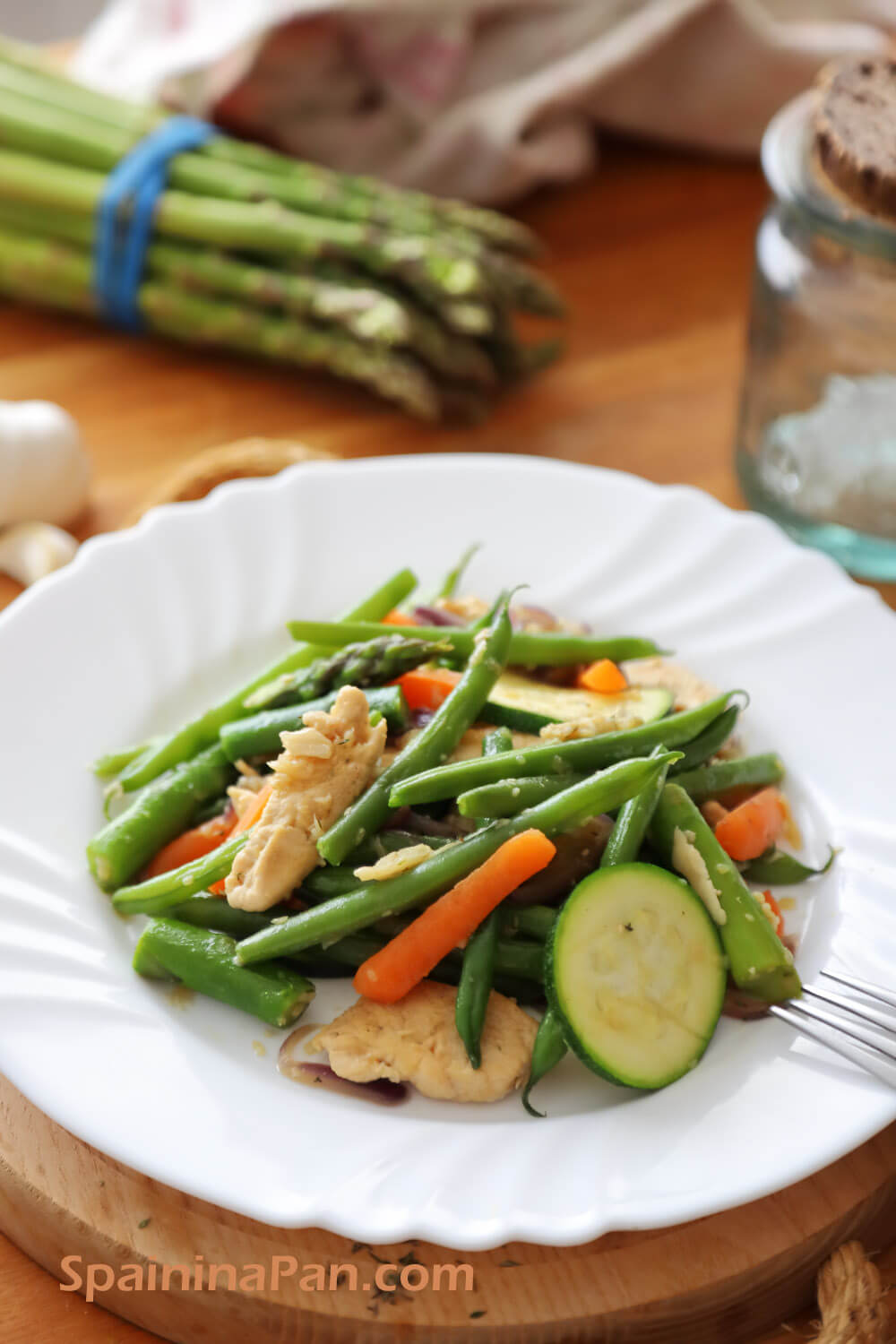 Stir-fry of chicken and green beans on a plate.