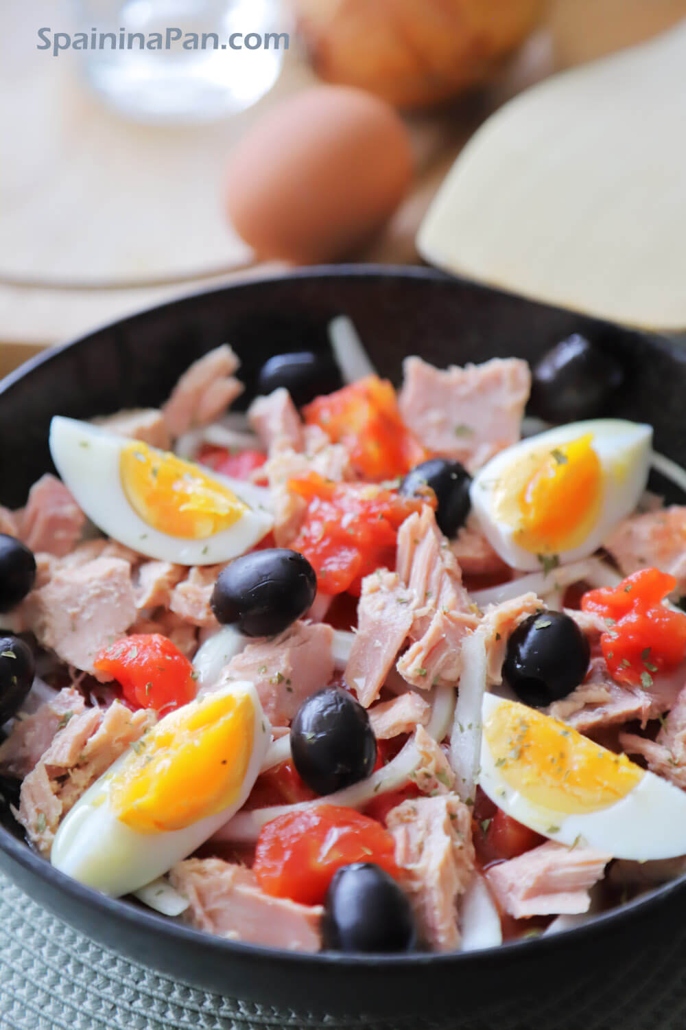Mojete salad from Murcia in a earth bowl.