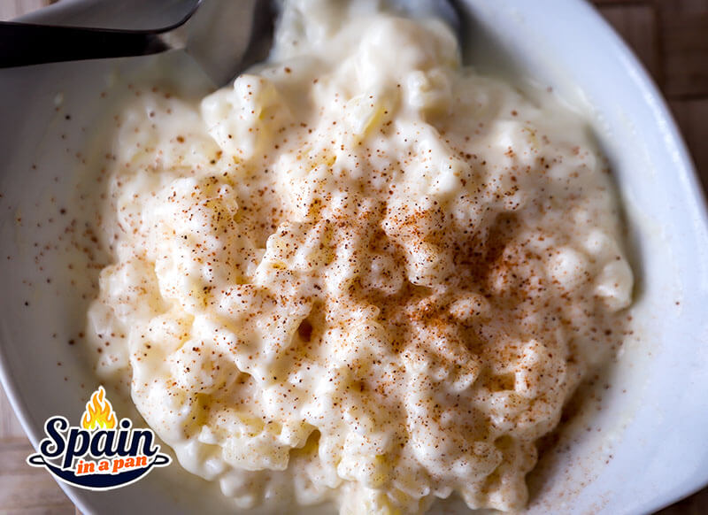 Spanish rice pudding arroz con leche in a earth tray.