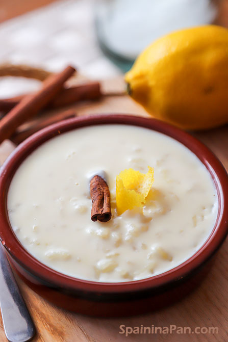Spanish rice pudding arroz con leche in a earth tray.